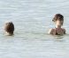 Baignade en amoureux pour Rachel Bilson et Hayden Christensen, lors d'un week-end romantique à la Barbade, le 22 avril 2011.