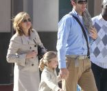 L'Infante Cristina d'Espagne et son mari Iñaki Urdangarin avec leur fille Irène, au Lincoln Memorial, à Washington le 17 avril 2011.  