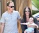 Alanis Morissette et Mario Treadway ont accueilli leur premier enfant, un garçon prénommé Ever, en décembre 2010. On les retrouve ici tous les trois à Los angeles, le 2 mai 2011. 