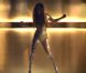 Jennifer Lopez dans sa combinaison en strass dans le clip  On the floor , février 2011.