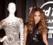 Jennifer Lopez fait don de sa combinaison de strass portée dans le clip  On The Floor  au Hard Rock Cafe Hollywood, à Los Angeles, le 3 mai 2011.