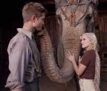 Robert Pattinson et Reese Witherspoon entourent l'éléphante Rosie, dans des images de  De l'eau pour les éléphants , en salles le 4 mai 2011.