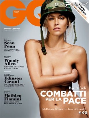 Bar Refaeli est hyper sexy en Une du GQ italien. Que caldo !  