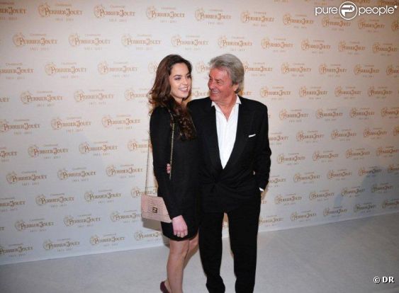 Anouchka et Alain Delon au bicentenaire de la Maison Perrier-Jouët, à Paris, le 21 mars 2011.