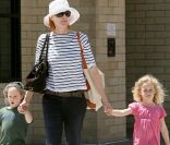 Marcia Cross sortant d'une librairie avec ses jumelles Eden et Savannah à Los Angeles le 4 mai 2011.