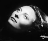 Michèle Morgan par le Studio Harcourt Paris.