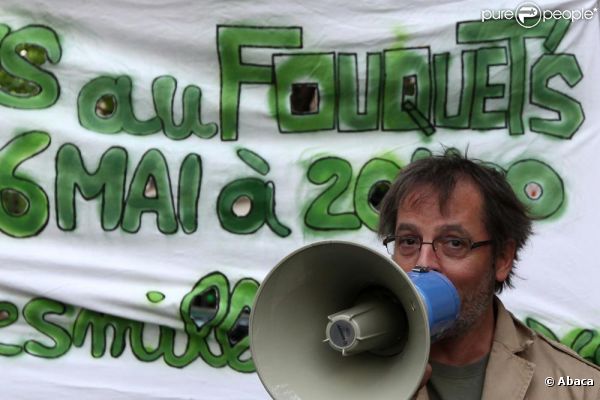 Christophe Alévêque au défilé du 1er mai, annonçant sa réunion du 6 mai devant le le Fouquet's 