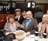 Jean Becker, Nathalie Delon et Claude Brasseur lors des Journées du Livre et vin le 1er mai 2011 à Saumur