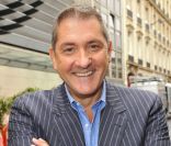 Yves Calvi devant RTL 