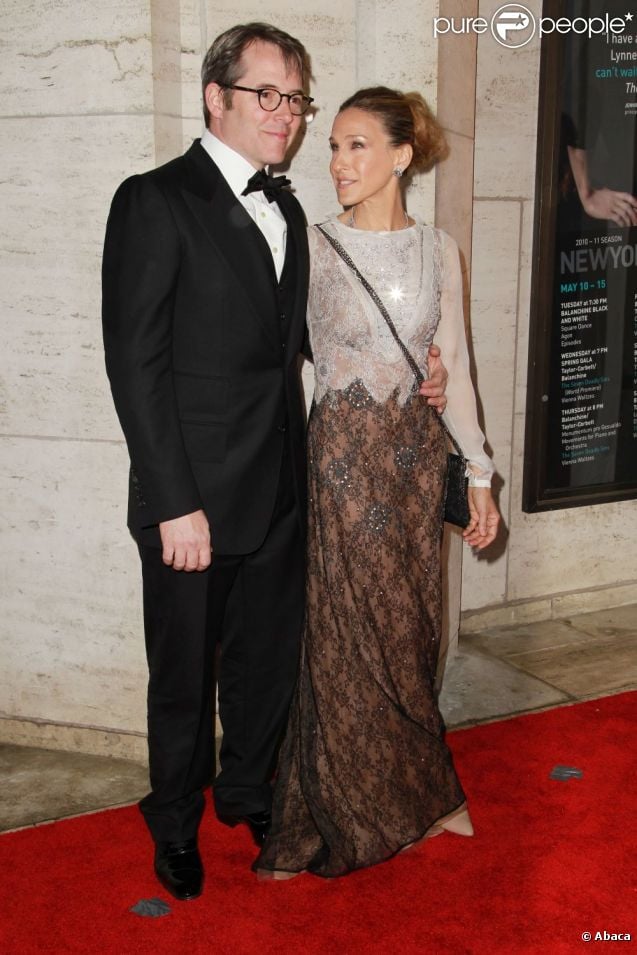 Sarah Jessica Parker et Matthew Broderick avec lunettes ont assisté au gala de printemps du New York City Ballet le mercredi 11 mai 2011 au Lincoln Center à New York. Ni une ni deux, sa femme lui demande d'enlever ses horribles lunettes.