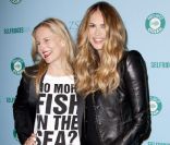 <p>Alannah Weston et Elle Macpherson posent joyeusement pour la bonne cause : elles défendent la campagne pour éviter la surpêche et la pêche d\'espèces en voie de disparition. Londres, 11 mai 2011</p>
<p>&nbsp;</p>