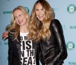 <p>Elle Macpherson et la directrice créative de Selfridges s\'amusent devant les photographes pour la campagne <em>Project Ocean</em>. Londres, 11 mai 2011</p>
<p>&nbsp;</p>