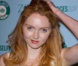 <p>Le top Lily Cole a comme un problème de soutien-gorge ! Noir sous blanc... Rien ne va plus ! Londres, 11 mai 2011</p>
<p>&nbsp;</p>