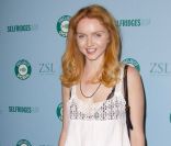 <p>Alerte noire ! Lily Cole commet un fashion faux-pas avec son soutien-gorge noir sous une jolie robe blanche. Dommage ! Londres, 11 mai 2011</p>
<p>&nbsp;</p>