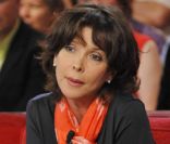  Tina Kieffer durant le tournage de l'émission Vivement Dimanche spéciale Les comédiens et l'histoire le 11 mai, diffusée le 15 mai 2011 dans le Studio Gabriel 