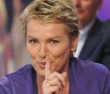 <p>Élise Lucet durant le tournage de l\'émission Vivement Dimanche spéciale Les comédiens et l\'histoire le 11 mai, diffusée le 15 mai 2011 dans le Studio Gabriel</p>