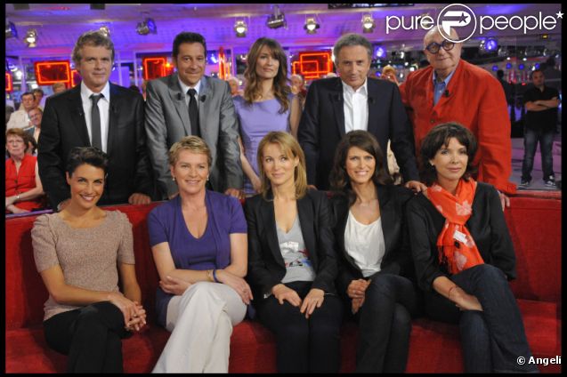  Claude Serillon, Laurent Gerra, Diane Ducret, Michel Drucker, Jean-Pierre Coffe, Alessandra Sublet, Elise Lucet, Florence Dauchez, Magali Lunel et Tina Kieffer durant le tournage de l'émission Vivement Dimanche spéciale Les comédiens et l'histoire le 11 mai, diffusée le 15 mai 2011 dans le Studio Gabriel 