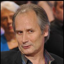 <p>Hippolyte Girardot durant le tournage de l'émission Vivement Dimanche spéciale Les comédiens et l'histoire le 11 mai, diffusée le 15 mai 2011 dans le Studio Gabriel</p>