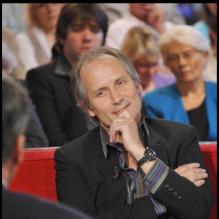 <p>Hippolyte Girardot durant le tournage de l'émission Vivement Dimanche spéciale Les comédiens et l'histoire le 11 mai, diffusée le 15 mai 2011 dans le Studio Gabriel</p>