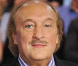  Bernard Farcy durant le tournage de l'émission Vivement Dimanche spéciale Les comédiens et l'histoire le 11 mai, diffusée le 15 mai 2011 dans le Studio Gabriel 