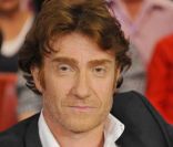 <p>Thierry Frémont durant le tournage de l\'émission Vivement Dimanche spéciale Les comédiens et l\'histoire le 11 mai, diffusée le 15 mai 2011 dans le Studio Gabriel</p>