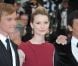 Mia Wasikowska, entourée de son partenaire Henry Hopper et du scénariste Jason Lew, sur le tapis rouge pour le film Restless de Gus Van Sant, lors du Festival de Cannes, le 12 mai 2011