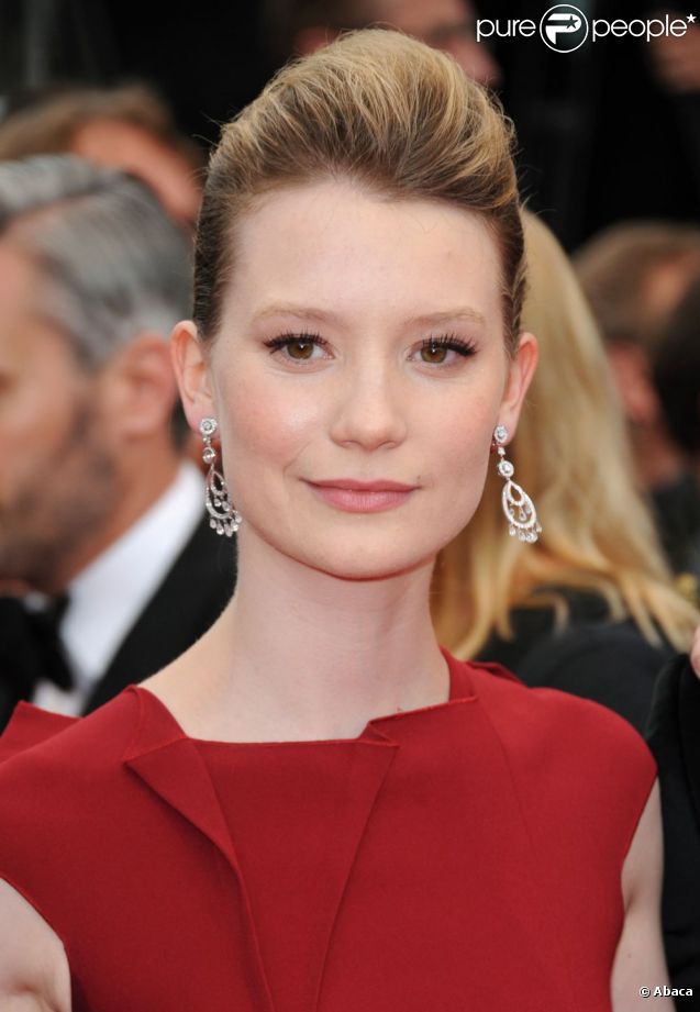 Mia Wasikowska sur le tapis rouge pour le film Restless de Gus Van Sant, lors du Festival de Cannes, le 12 mai 2011