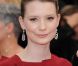 Mia Wasikowska sur le tapis rouge pour le film Restless de Gus Van Sant, lors du Festival de Cannes, le 12 mai 2011