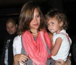 Jessica Alba et son adorable fillette Honor lors de leur arrivée à l'aéroport de Los Angeles, le 14 mai 2011