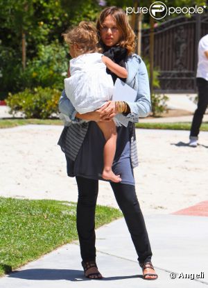 Jessica Alba enceinte, passe l'après-midi avec son mari Cash Warren et leur fille Honor au parc Cold Water à Los Angeles, le 15 mai 2011