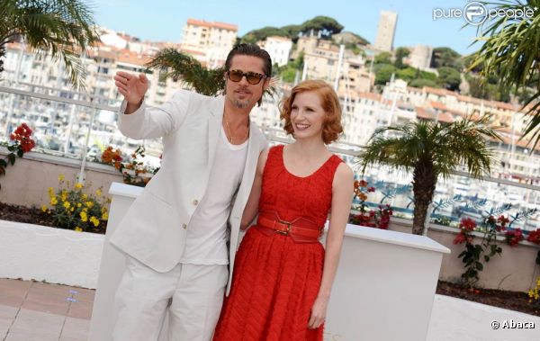 Brad Pitt et Jessica Chastain lors du photocall pour  The Tree of Life , présenté dans el cadre du 64e Festival de Cannes, le 16 mai 2011.