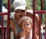 Très complice, Halle Berry et son adorable fille Nahla profitent d\'une après-midi dans un parc de Beverly Hills le 6 mai 2011.
