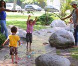Très complice, Halle Berry et son adorable fille Nahla profitent d\'une après-midi dans un parc de Beverly Hills le 6 mai 2011.