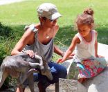 Très complice, Halle Berry et son adorable fille Nahla profitent d\'une après-midi dans un parc de Beverly Hills le 6 mai 2011.