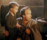 Des images de  La vie est belle , de Roberto Benigni, diffusé le mardi 17 mai à 23h15 sur Paris Première.