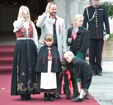 Le couple héritier de Norvège, Haakon et Mette-Marit, a honoré dans la plus pure tradition la fête nationale, le 17 mai 2011. En plus de leurs enfants, Marcus, Ingrid et Sverre, le labradoodle chéri de la famille, Milly Kakao, a assuré !