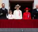 Comme de coutume, la famille royale norvégienne s'est réunie au balcon du palais, à Oslo, pour saluer la parade des enfants qui célèbre la fête nationale, le 17 mai 2011. Milly Kakao, le labradoodle du prince héritier Haakon, de la princesse Mette-Marit et de leurs enfants, après avoir fait le show le matin à Asker, n'a pas montré sa papatte au balcon du roi Harald et de la reine Sonja ! 