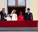 Comme de coutume, la famille royale norvégienne s'est réunie au balcon du palais, à Oslo, pour saluer la parade des enfants qui célèbre la fête nationale, le 17 mai 2011. Milly Kakao, le labradoodle du prince héritier Haakon, de la princesse Mette-Marit et de leurs enfants, après avoir fait le show le matin à Asker, n'a pas montré sa papatte au balcon du roi Harald et de la reine Sonja ! 