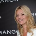 Kate Moss, très souriante, fait défiler Paris !