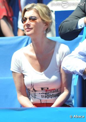 Michèle Laroque a fait une apparition décontractée en tribunes de l'Open de Nice, sa ville, le 17 mai 2011.