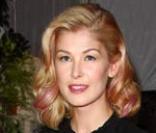 Rosamund Pike au Superheroes : Fashion and Fantasy, au MET de New York