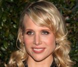 La souriante Lucy Punch le 18 mai à Los Angeles venue assister à l'avant-première de Midnight in Paris. Elle a été l'atout charme de la soirée en l'absence de tout le casting féminin du film 