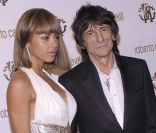 Ronnie Wood et Ana Araujo à la soirée Roberto Cavalli, à Cannes, le 18 mai 2011. 