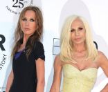 Allegra Versace pose avec sa mère Donatella Versace lors du 25e gala de l'amfAR au Cap d'Antibes le 19 mai 2011