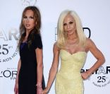 Allegra Versace aux côtés de sa mère Donatella Versace lors du 25e gala de l'amfAR au Cap d'Antibes le 19 mai 2011