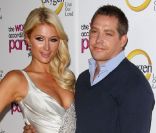 Paris Hilton et son chéri Cy Waits à la soirée de lancement de sa télé-réalité Le Monde selon Paris, le 17 mai 2011 à Los Angeles