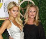 Paris Hilton et sa mère Kathy à la soirée de lancement de sa télé-réalité Le Monde selon Paris, le 17 mai 2011 à Los Angeles