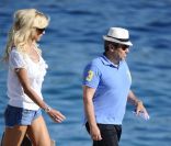 Victoria Silvstedt sur un zodiaque dans la baie d'Antibes le 20 mai 2011, accompagnée par son Maurice jusqu'à leur yacht 