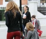 <p>Pantalon en cuir rouge, top noir... Elle McPherson est craquante ! Londres, 23 mai 2011</p>
