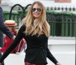 Elle McPherson est toujours au top, même pour aller chercher ses enfants à l\'école. Londres, 23 mai 2011